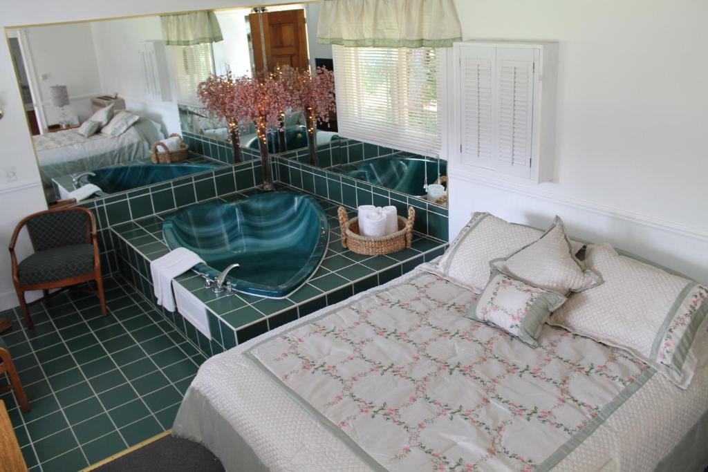 Twin Lakes - Hurley Villa Room photo